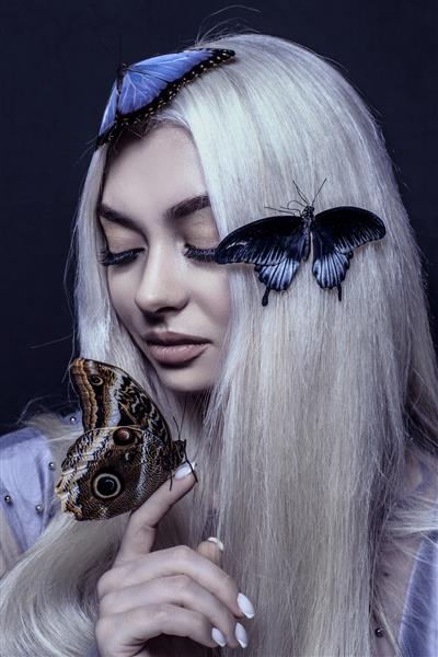 پرتره زن زیبا با پروانه ها