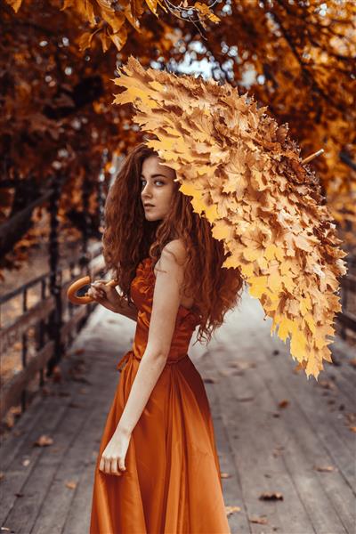زن مو قرمز زیبا در پاییز