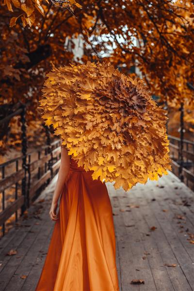 زن مو قرمز زیبا در پاییز