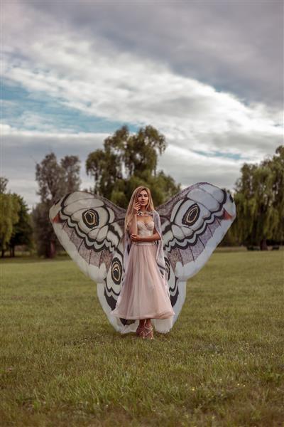 زن زیبا با بال های پروانه بزرگ