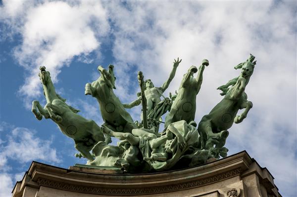 مجسمه اسب در پاریس