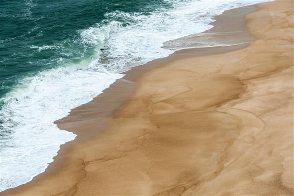 امواج در ساحل شنی