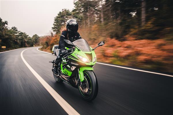 راندن موتورسیکلت نئون سبز رنگ در جاده