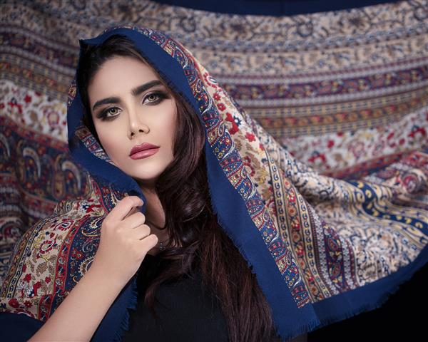 مدل زن تبلیغ حجاب به سبک شرقی با نقش و نگار
