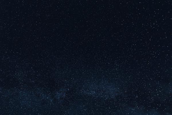 ستاره های درخشان زیبا در آسمان شب