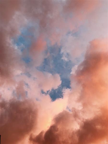 عکس عمودی زیبا از آسمان با ابرهای صورتی