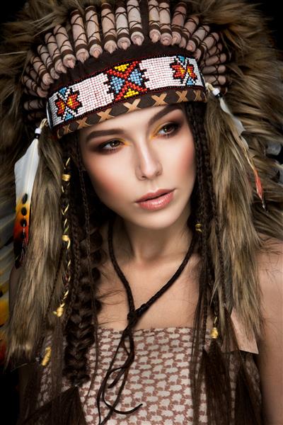 خانم زیبای قومیتی با سوسک روی سرش