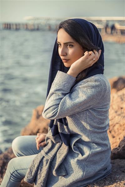 زن با لباس های حجاب در کنار دریا