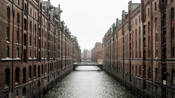 حجم آب بین ساختمان های بتنی قهوه ای در هامبورگ آلمان در طول روز