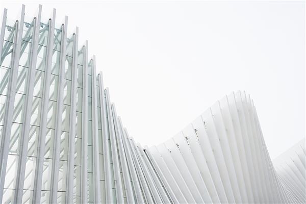 ساختمان های انتزاعی عکس افقی با دنده های فلزی سفید و پنجره های شیشه ای