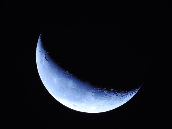 عکس نزدیک هوایی از ماه زیبا در شب