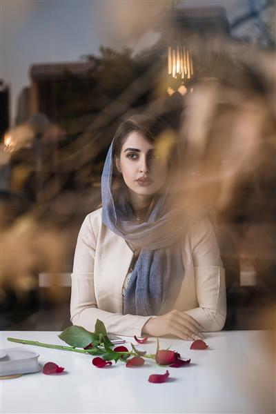 مدل زن با لباس های مد روز تمرین حجاب نمایی از پنجره