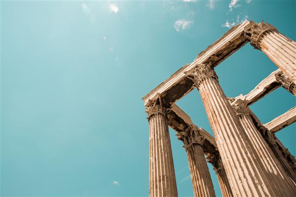 عکس با زاویه پایین از ستون های پانتئون آکروپولیس در آتن یونان زیر آسمان