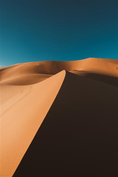صحرای نفس گیر در زیر آسمان آبی در مراکش