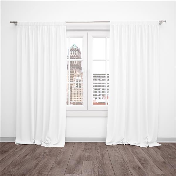 پنجره با پرده های سفید اتاق خالی با کف چوبی