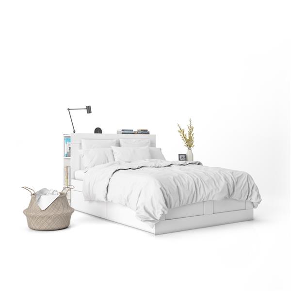 تخت با ماکت ملحفه سفید و عناصر تزئینی