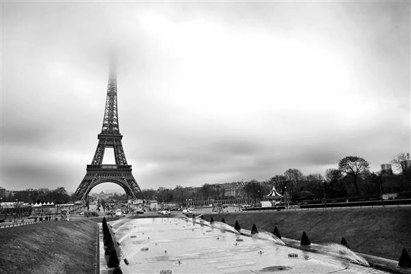 برج ایفل در پاریس فرانسه سیاه و سفید فضای کپی