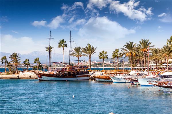 بندر با قایق های دیدنی مناظر زیبا شهر تفریحی ساید در ترکیه