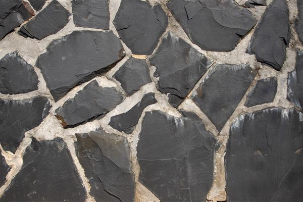 دیوارهای ساخته شده از سنگ سیاه