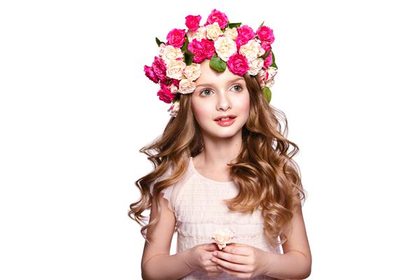 پرتره دختر بچه زیبا با گل روی سر و موهای مجعد