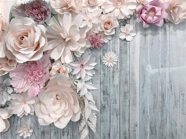 تزیین گل کاغذی در زمینه چوب دکوراسیون عاشقانه مراسم عروسی با فضایی برای متن