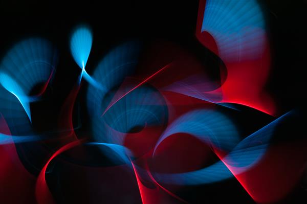 پس زمینه انتزاعی نقاشی نور عکاسی با نور آبی و قرمز نوردهی طولانی امواج و چرخش در پس زمینه سیاه