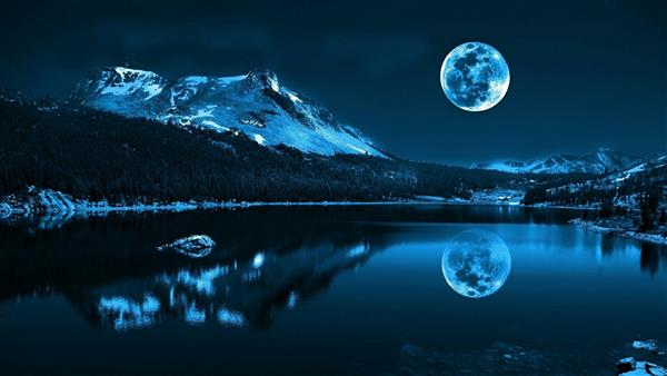 طلوع ماه کامل از روی دریاچه خالی نزدیک کوه بزرگ در شب با فضای کپی نمای پانورامای شب از هلال ماه در آسمان شب در نیمه شب مفهوم پس زمینه منظره عاشقانه مهتاب