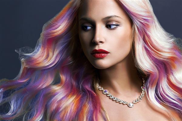 زن زیبا با موهای رنگارنگ و جواهرات مدل موی رنگین کمانی مدل مد زیبایی با موهای رنگارنگ