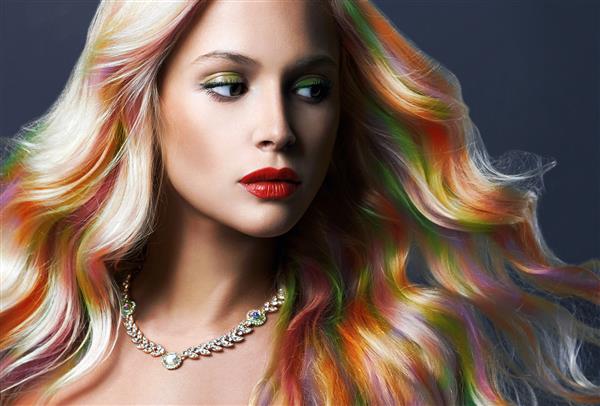 زن جوان زیبا با موهای رنگارنگ و جواهرات مدل موی رنگین کمانی مدل مد زیبایی با موهای رنگارنگ