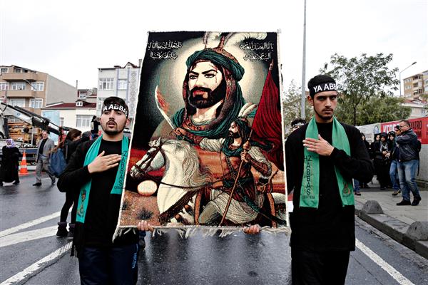 نمازگزاران شیعه ترکیه در یک راهپیمایی مذهبی در روز عاشورا در استانبول ترکیه در 23 اکتبر 2015 شرکت کردند