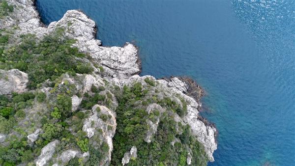 تصویر هوایی از صخره های ناهموار ساحل آمالفی یک مقصد گردشگری محبوب برای منطقه و ایتالیا به طور کلی است که سالانه هزاران گردشگر را به خود جذب می کند و به عنوان میراث جهانی یونسکو ثبت شده است