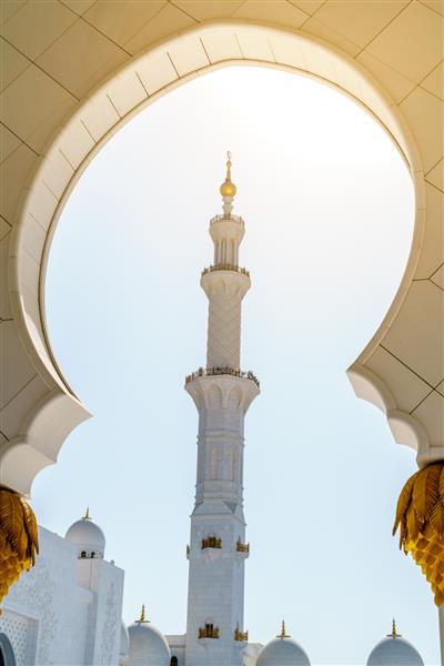 نمایی از مناره مسجد جامع شیخ زاید که توسط طاق قاب شده است ابوظبی امارات