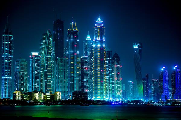 دبی امارات متحده عربی 13 نوامبر منظره شبانه در مرکز شهر دبی با چراغ های شهر شهر جدید لوکس با فناوری پیشرفته در شرق میانه معماری امارات متحده عربی منظره شهری دبی مارینا امارات