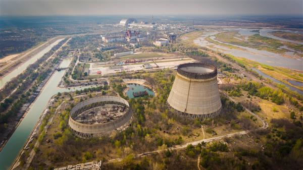 عکس هوایی از راکتورهای هسته ای چرنوبیل با کانال های مستقیم در اطراف در بهار