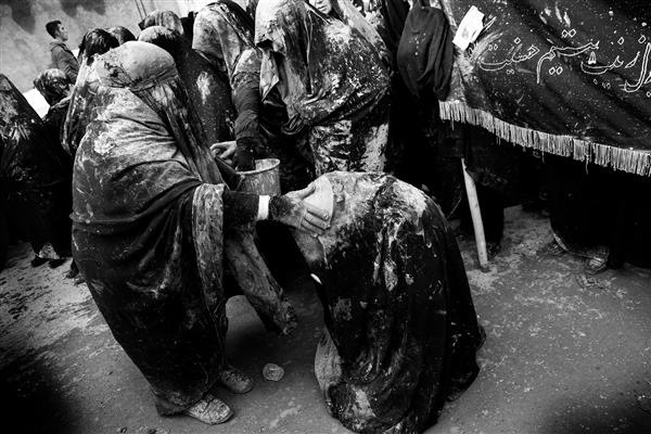 بیجار ایران 04 نوامبر 2014 مردم شیعه در تدارک مراسم در یوم عاشورا به وقت عاشورا در بیجار منطقه کردستان ایران