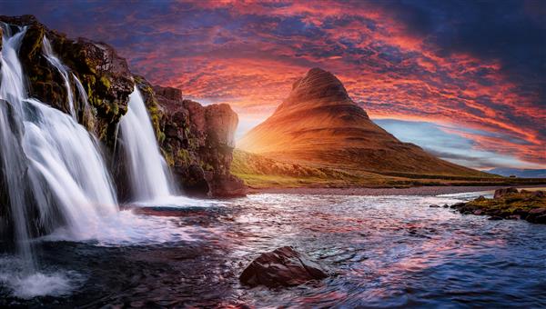 تصویری زیبا از ایسلند مناظر شگفت انگیز طبیعت در هنگام غروب خورشید منظره ای عالی از کوه معروف Kirkjufell با آسمان رنگارنگ و دراماتیک مکان محبوب برای عکاسان بهترین مکان های مسافرتی معروف