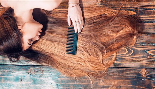 موی کامل موی بلند سبزه بلوند پس زمینه چوبی زن ایده آل زیبایی و سلامت کامل مو مدل زیبایی با پوست کاملا تمیز و با موهای خوب