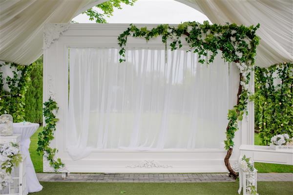 دکوراسیون عروسی سفید صندلی گل محل پذیرایی از مهمانان
