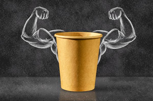 قهوه پاور فنجان قهوه در پس زمینه ماهیچه های به تصویر کشیده شده روی تخته سیاه قدرت قوی بازوهای عضلانی مفهوم قدرت