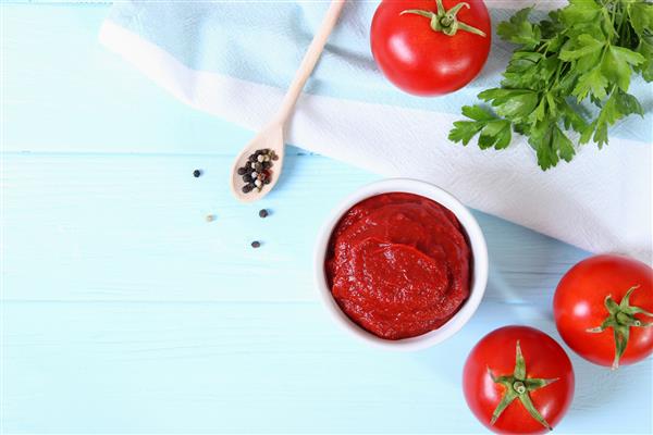 رب گوجه فرنگی در نمای بالای میز سس گوجه فرنگی