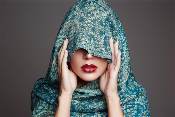 زن زیبا با چادر رنگی دختر لب قرمز مد زن به سبک اسلامی