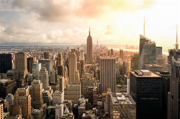 خط افق شهر نیویورک در غروب خورشید با ساختمان امپایر استیت در مرکز