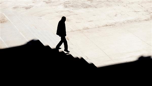 بلگراد صربستان 17 مارس 2020 سایه مردی که به تنهایی از پله های شهر پایین می رود نمای با زاویه بالا