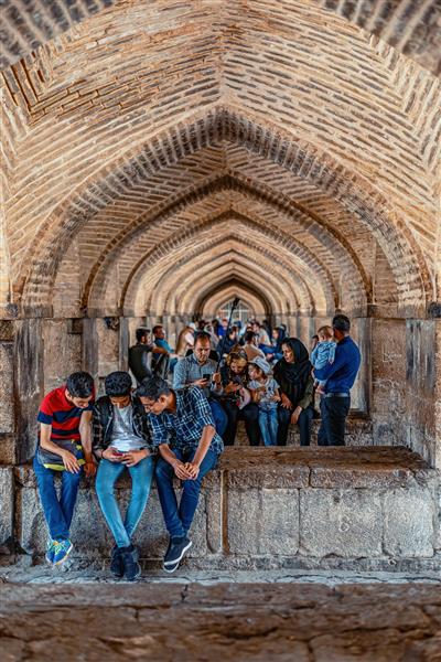 1398 05 18 اصفهان استان اصفهان ایران مردم ایران در طاق‌هایی زیر پل خواجو نشسته و در سایه استراحت می‌کنند