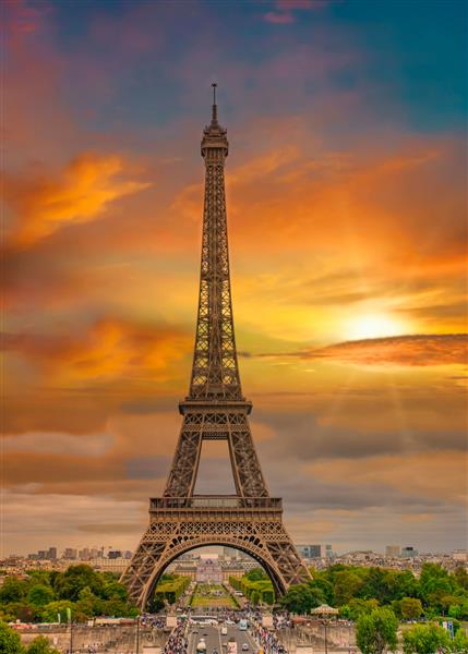 غروب برج ایفل در پاریس