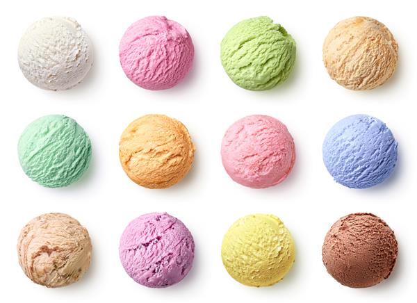 مجموعه اسکوپ های بستنی با رنگ ها و طعم های مختلف جدا شده در زمینه سفید نمای بالا