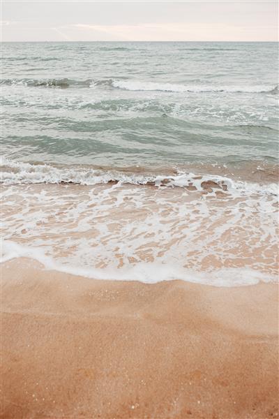 پس زمینه دریای خنثی با امواج عکس هایی با پالت رنگ خنثی