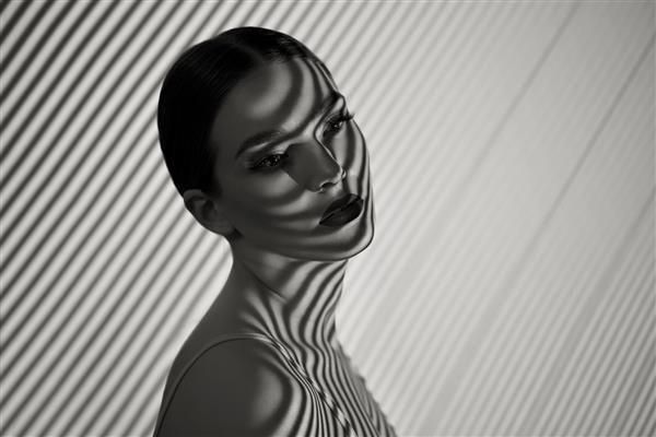 پرتره سیاه و سفید یک زن جوان زیبا با الگوی سایه روی صورت و بدن به شکل راه راه