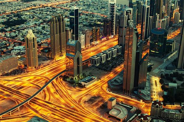 امارات متحده عربی امارات متحده عربی مرکز شهر دبی در شب نمایی از برج خلیفه بلندترین ساختمان جهان عکس هوایی از منظره شهری آینده نگر در شبه جزیره عربستان خطوط طلایی خیابان های مدرن