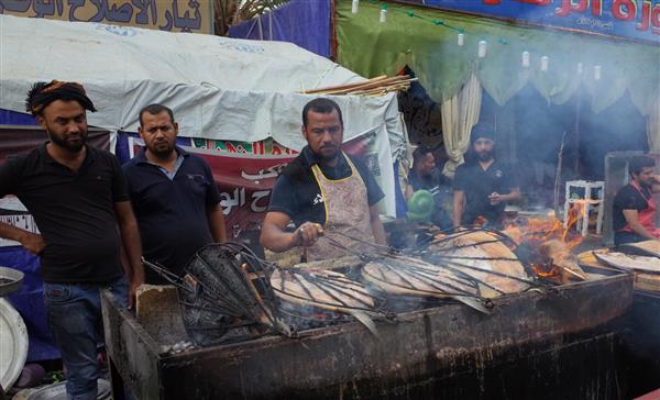 کربلا عراق 1396 10 17 عکس مردان ماهی کباب شده در شهر کربلا